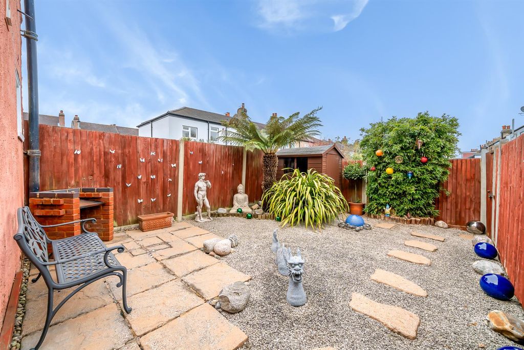Property photo 3 of 10 Garden