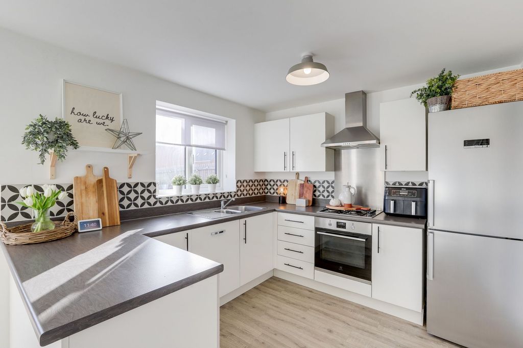 Property photo 3 of 28