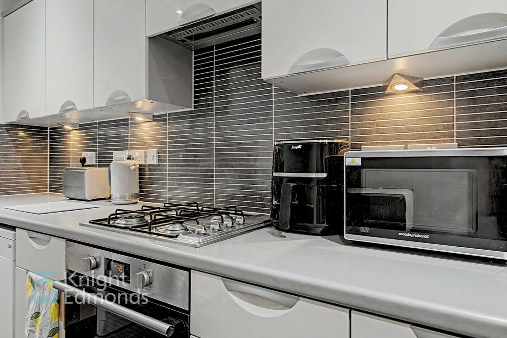 Property photo 3 of 11 Kitchen