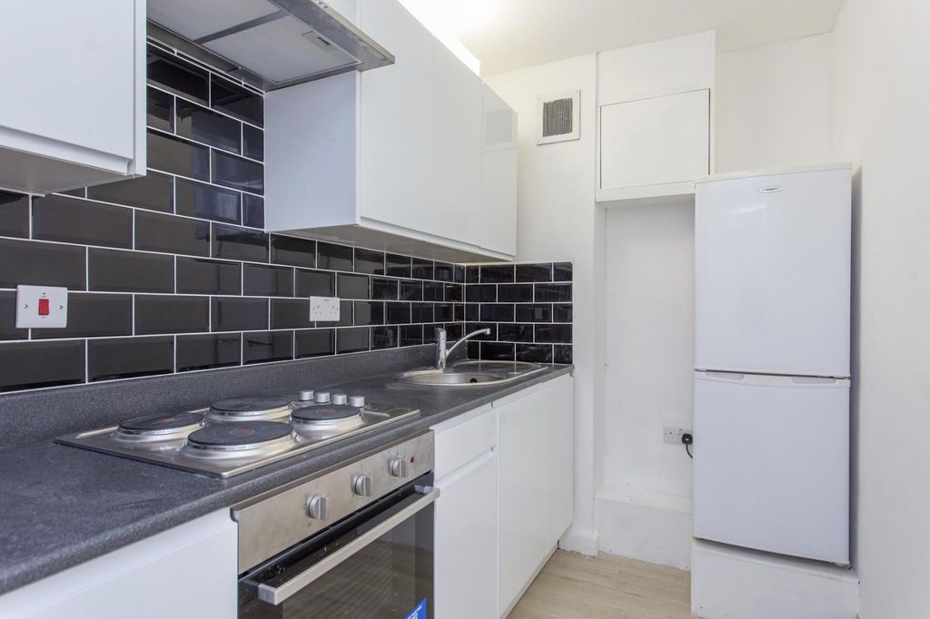 Property photo 3 of 6 Kitchen