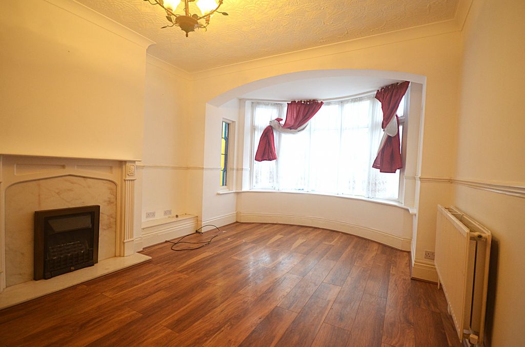 Property photo 3 of 11 Lounge