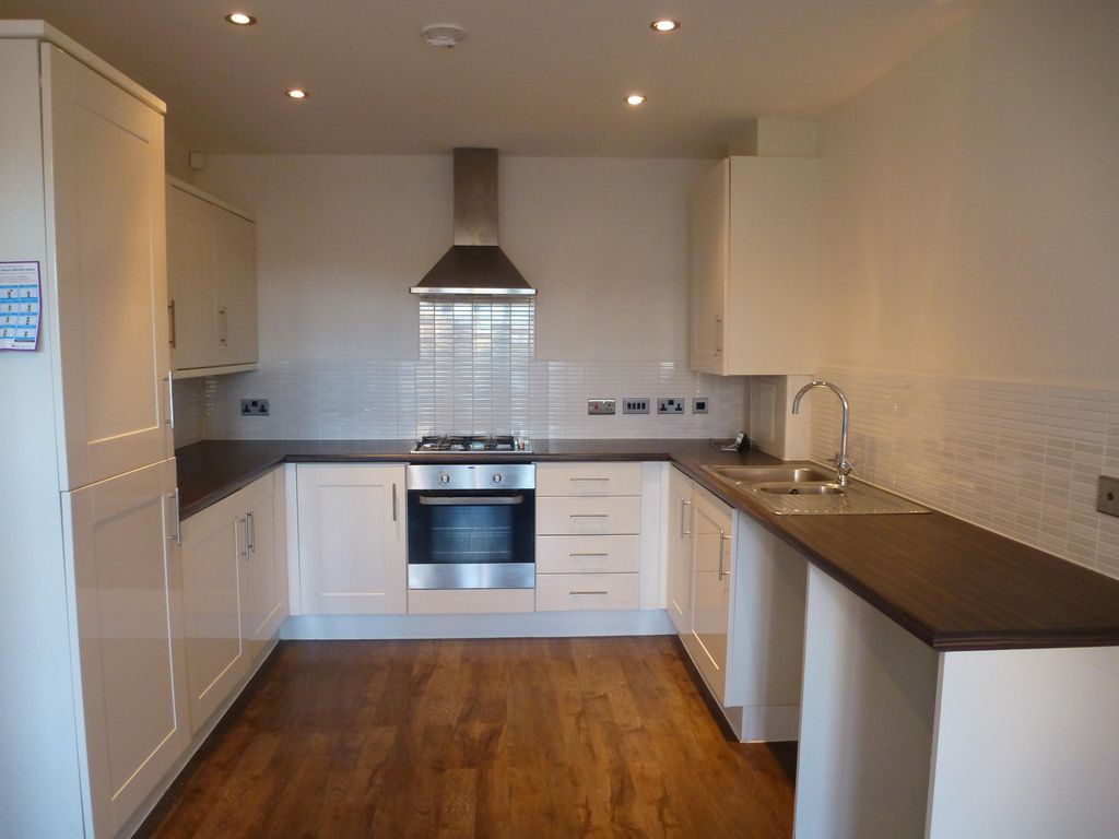 Property photo 3 of 11 Kitchen
