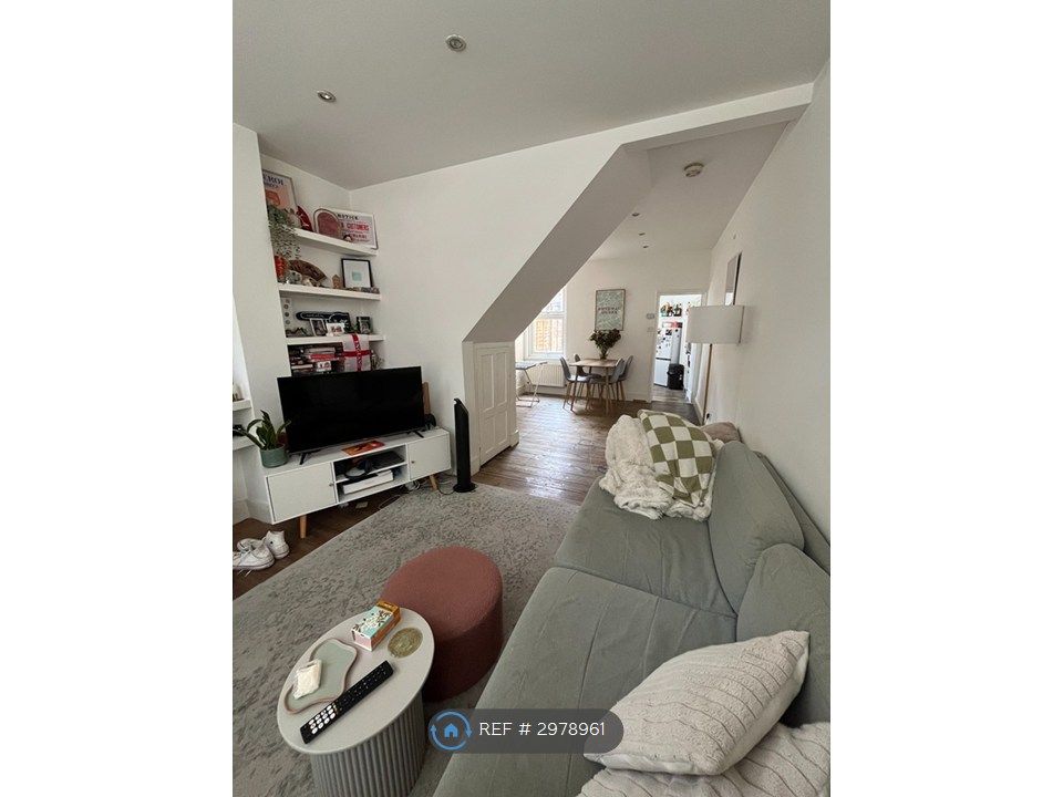 Property photo 1 of 11 Lounge / Diner With Tenants Furniture
