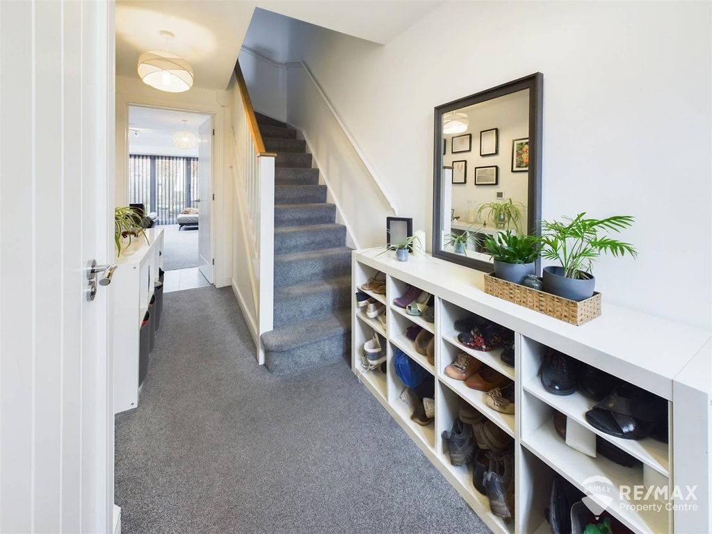 Property photo 2 of 20 Hallway.Jpg