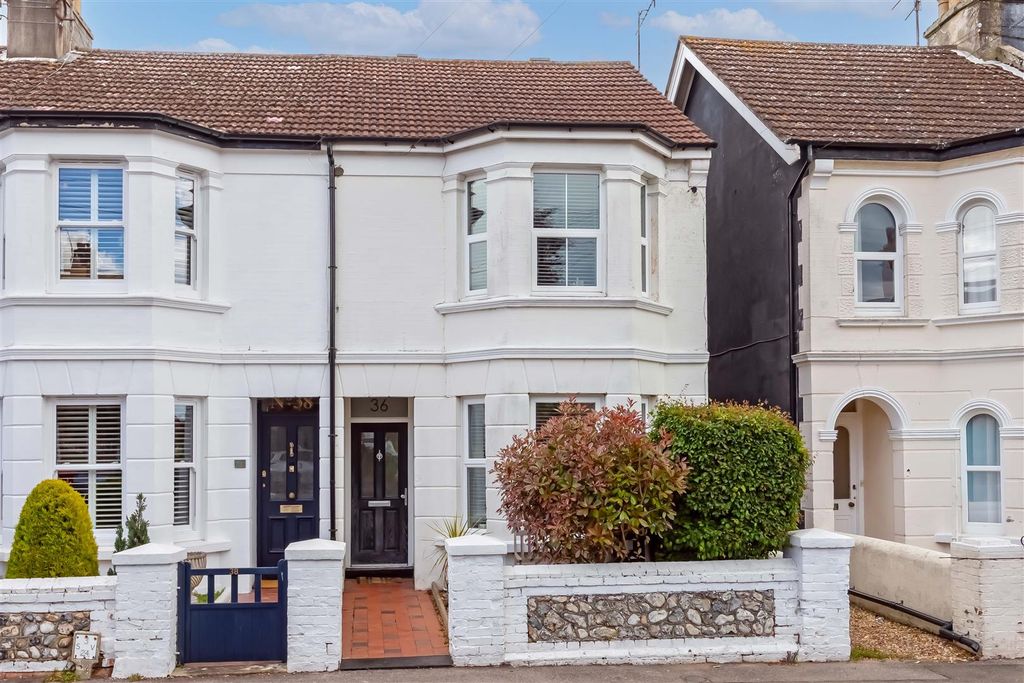 Property photo 1 of 18 Eastcourt Front.Jpg