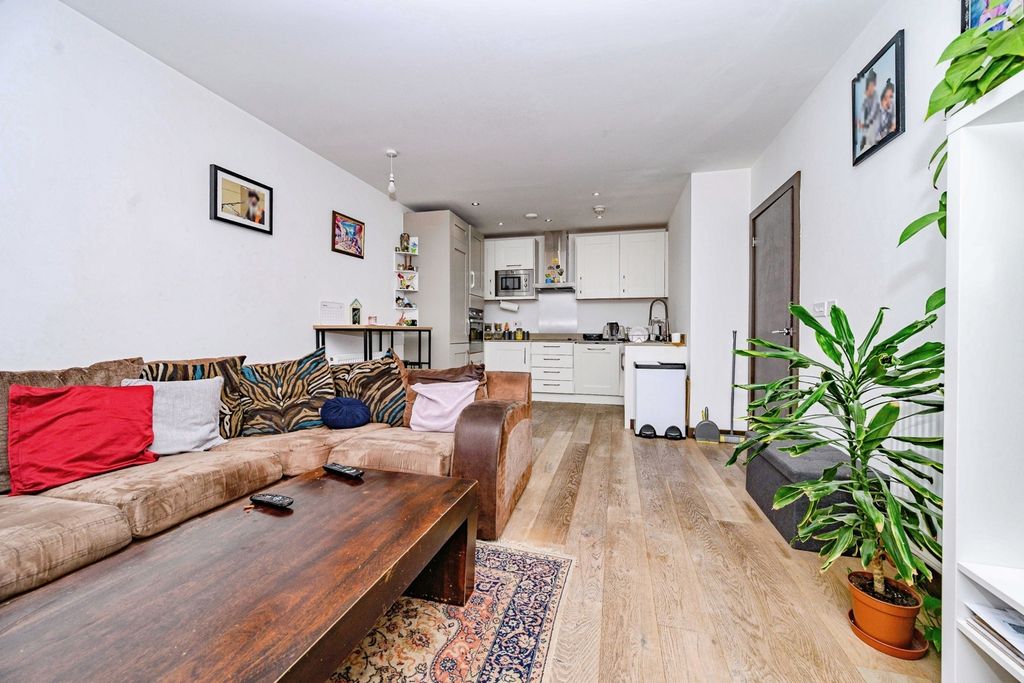 Property photo 2 of 11 Lounge