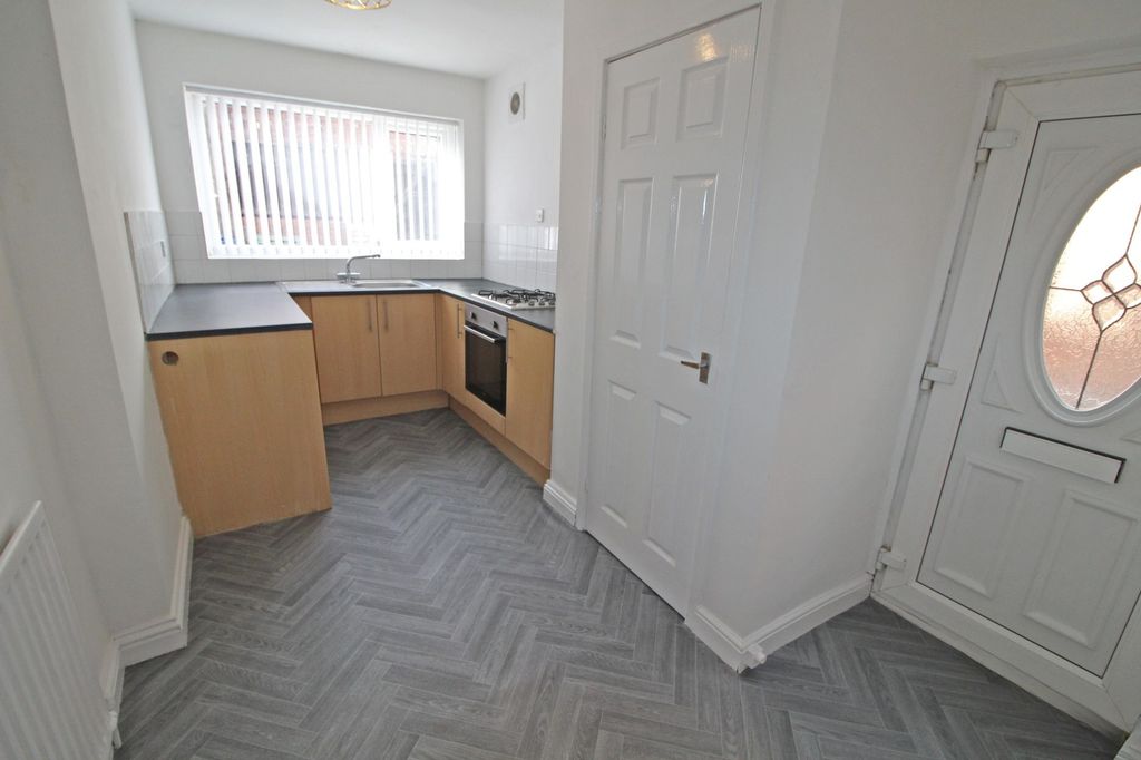 Property photo 3 of 11 Kitchen