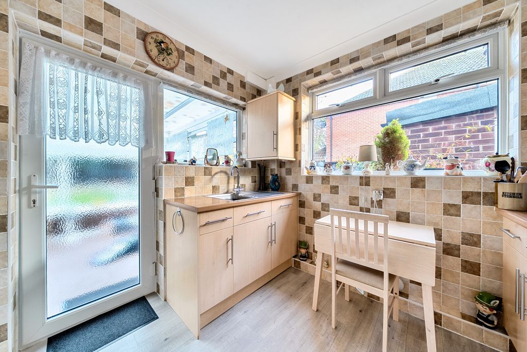 Property photo 3 of 12 1377369-5-6914Ad1...