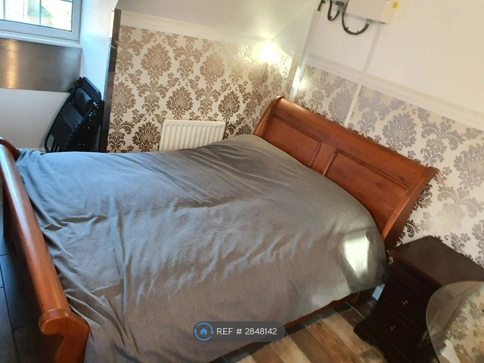 Property photo 1 of 7 Large Double Bed