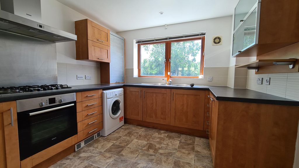 Property photo 3 of 10 Kitchen