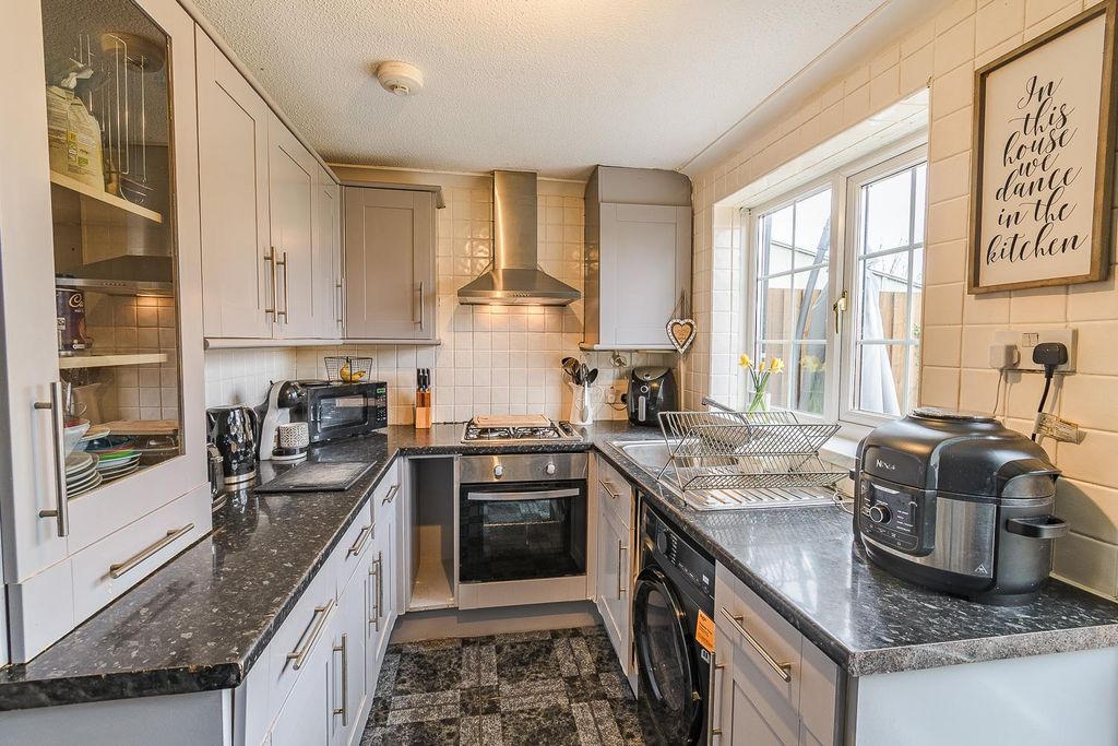 Property photo 3 of 10 Kitchen