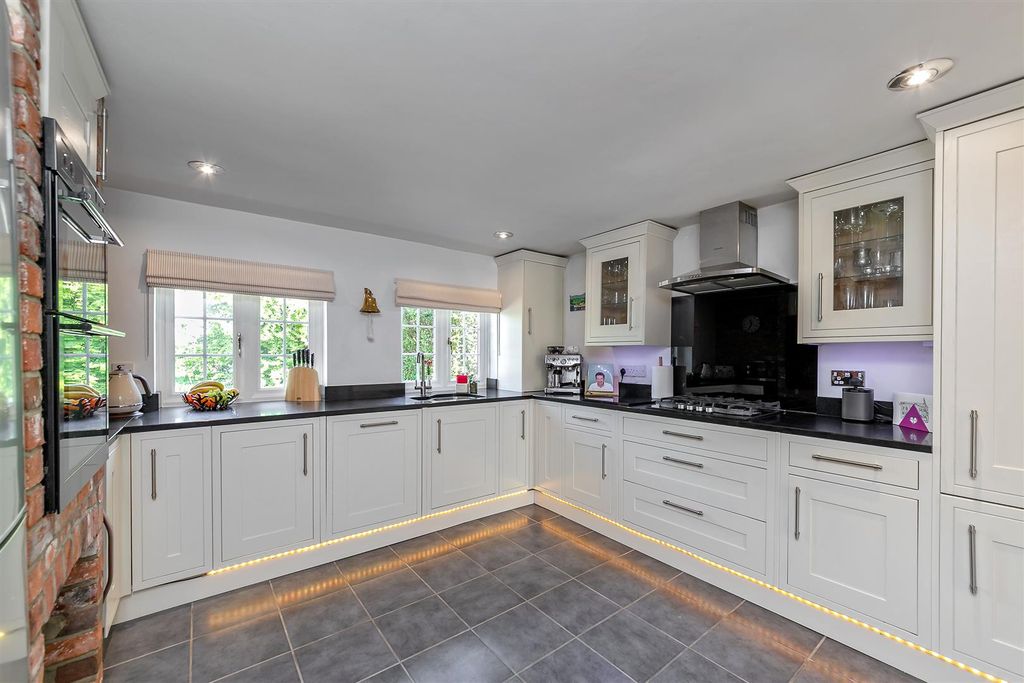 Property photo 3 of 23 28Tyttenhangergreen-24.Jpg
