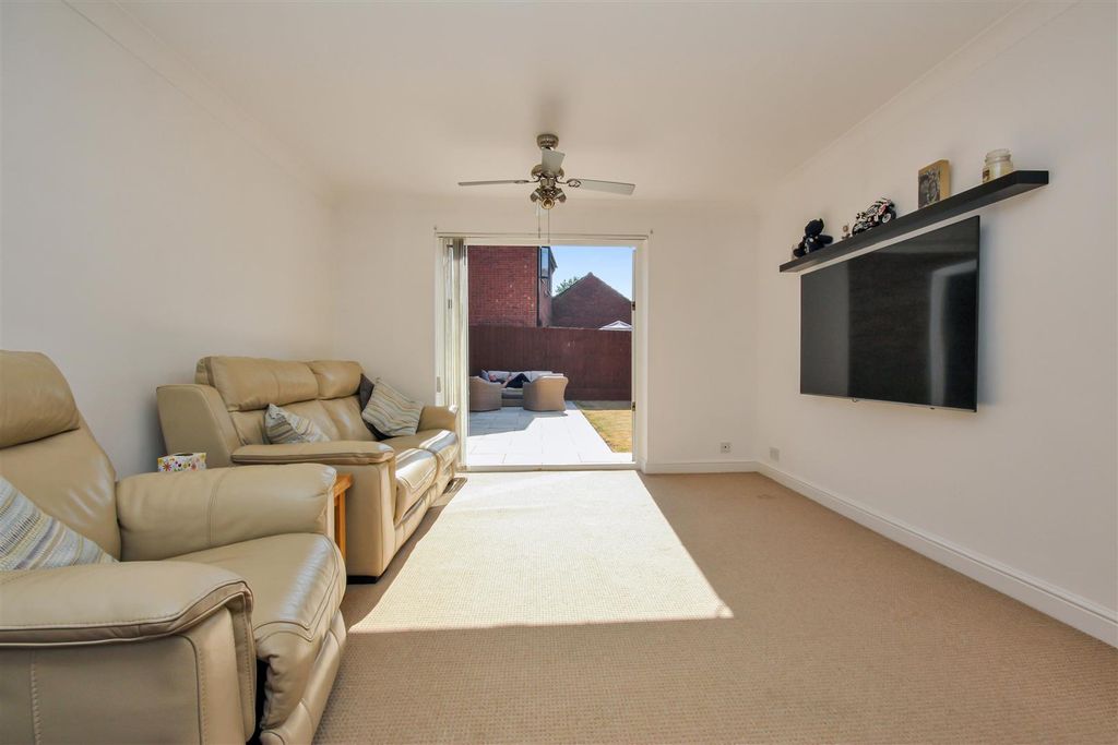 Property photo 3 of 21 Lounge A.Jpg
