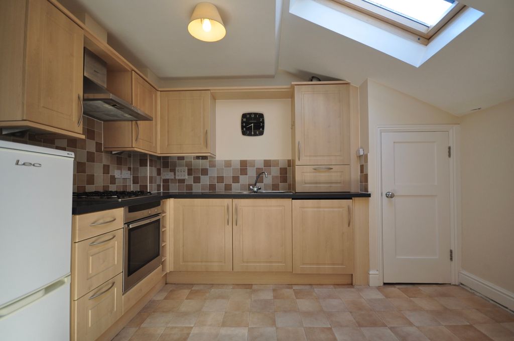Property photo 2 of 11 Fitted Kitchen