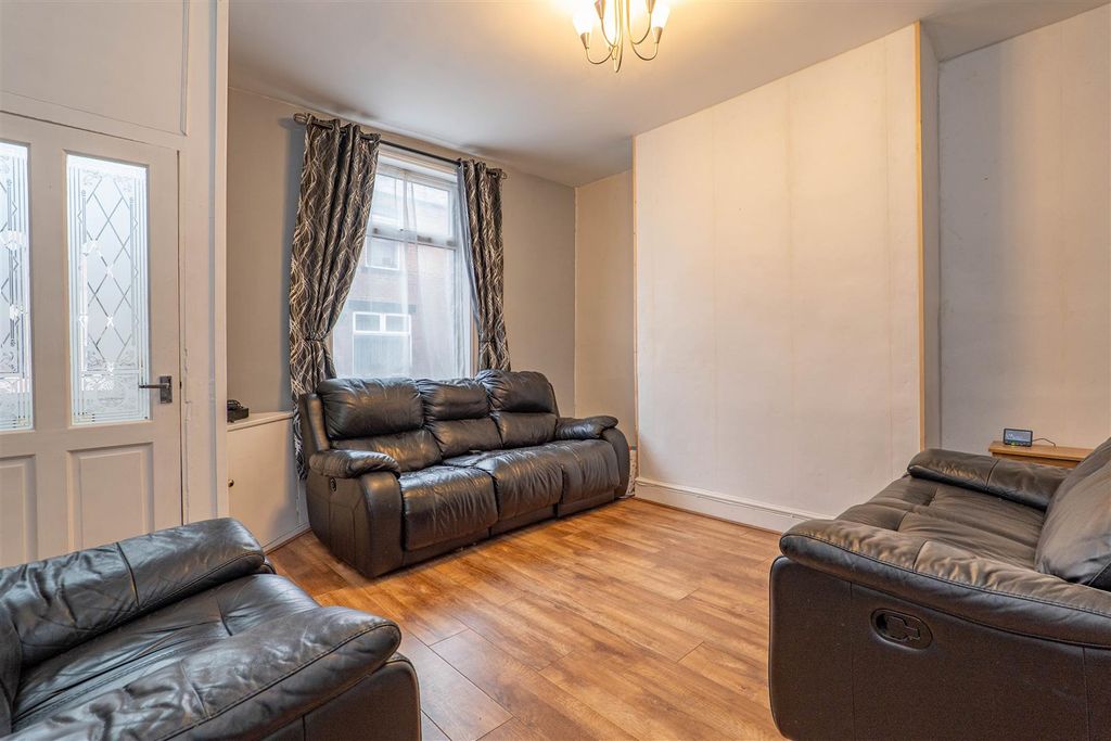 Property photo 2 of 18 Lounge