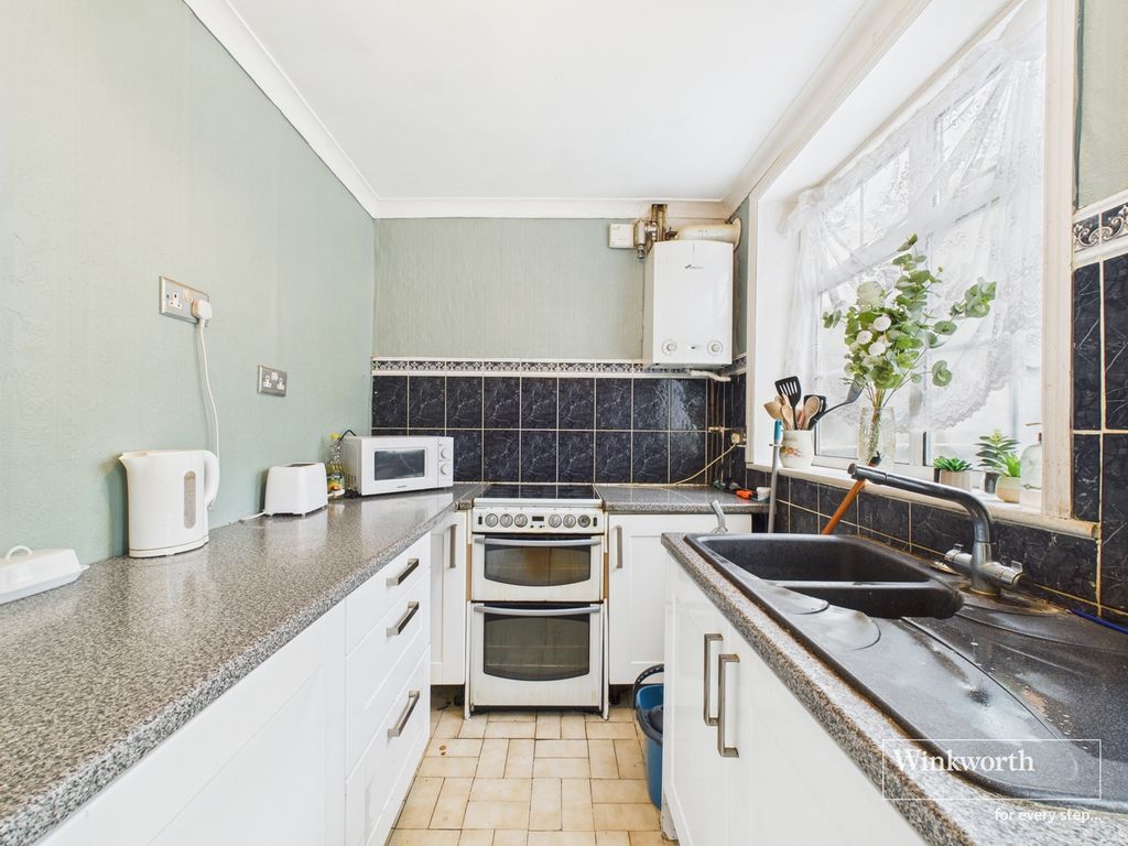 Property photo 3 of 11 Kitchen