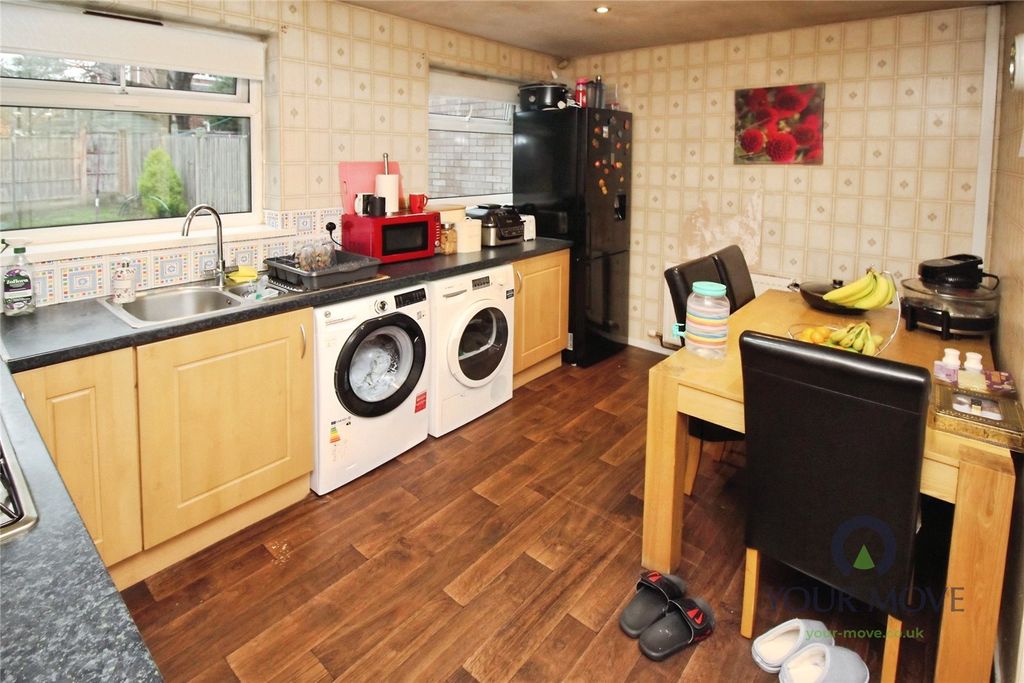 Property photo 2 of 11 Kitchen