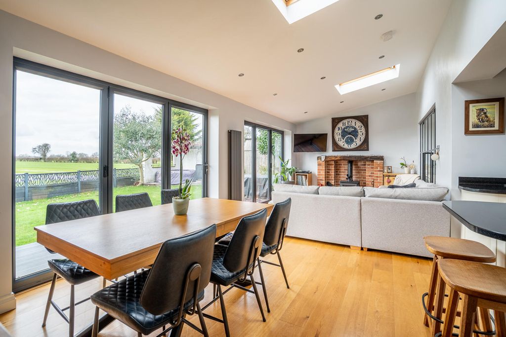 Property photo 3 of 21 Dining Room