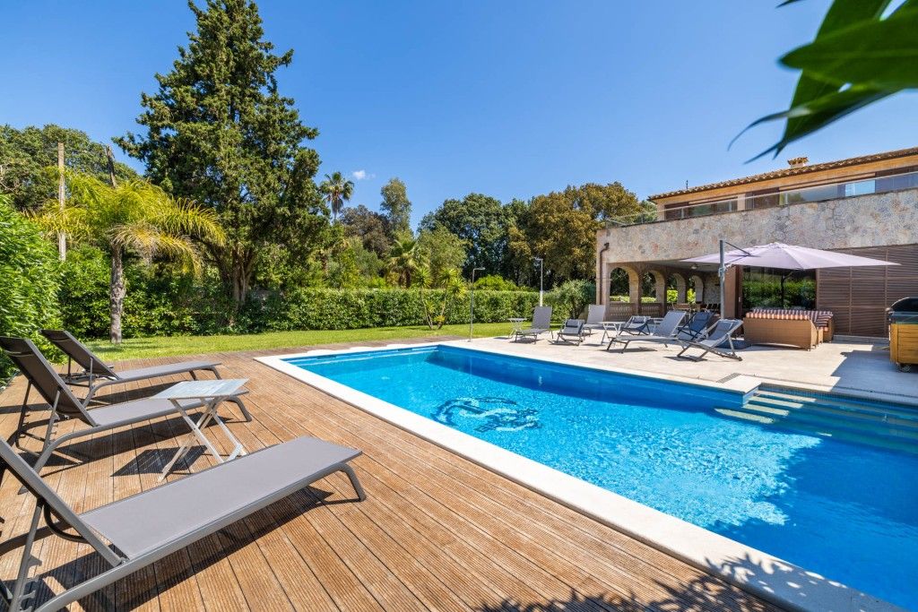 Property photo 1 of 20 Pool And Exterior (3)