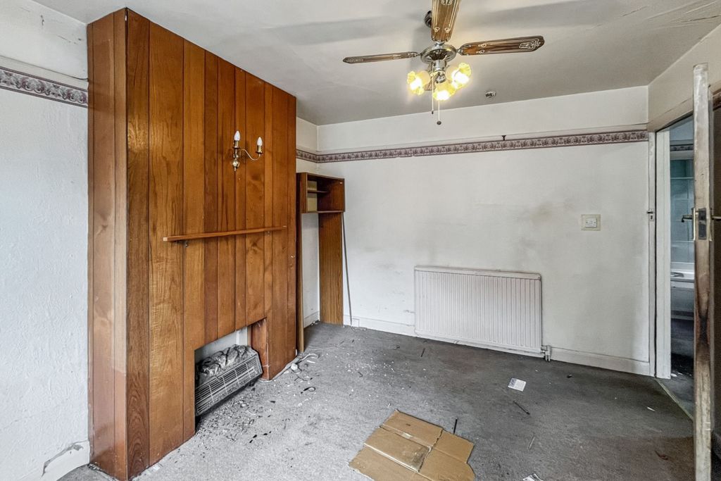 Property photo 3 of 13 10 Kenmore Road, Kenley, Surrey, Cr8 5Nu