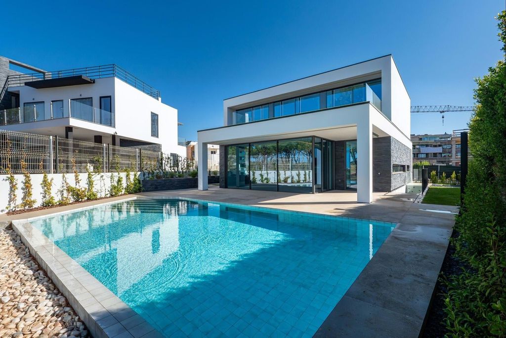 Property photo 1 of 27 Detached 4+1-Bedroom Villa For Sale In Vilamoura