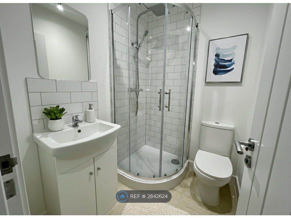 Property photo 2 of 8 Room 3 Ensuite