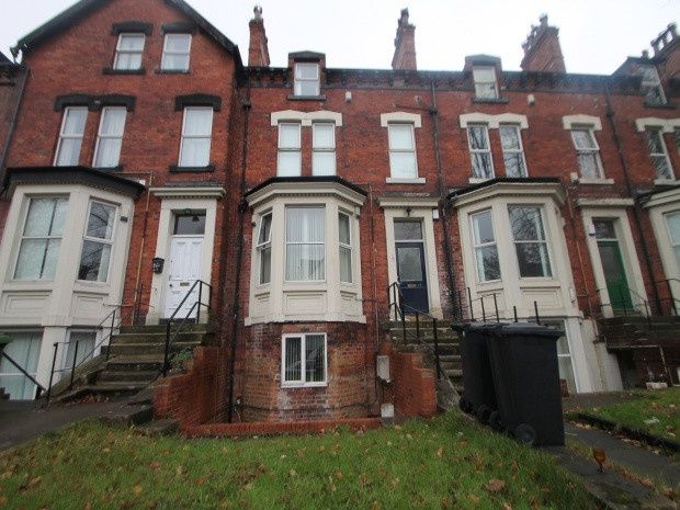 Property photo 2 of 5 Attractive Red-Brick Terraced House With Bay Windo...