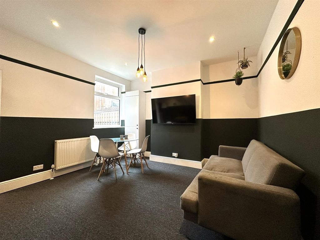 Property photo 2 of 9 Communal