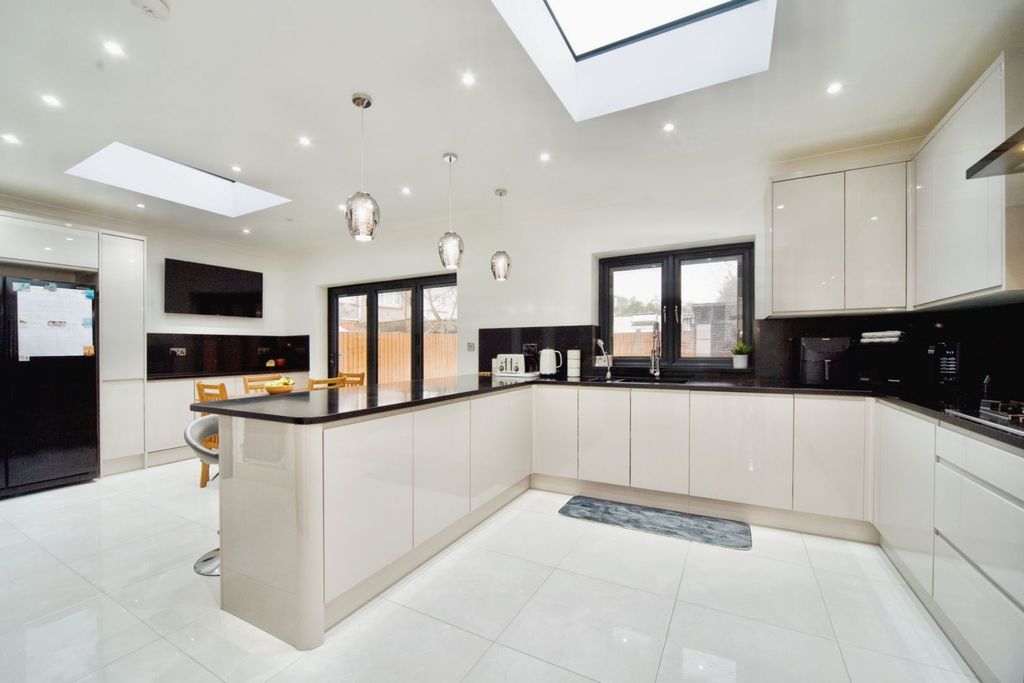 Property photo 2 of 18 Kitchen