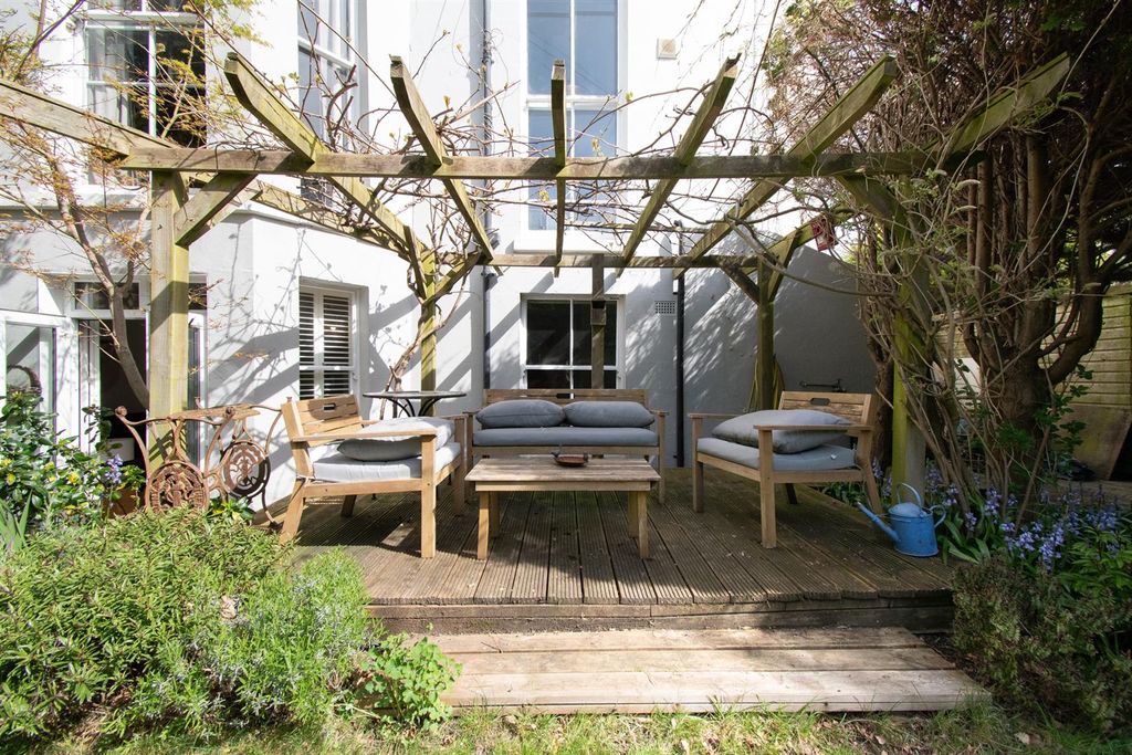 Property photo 3 of 21 Decking
