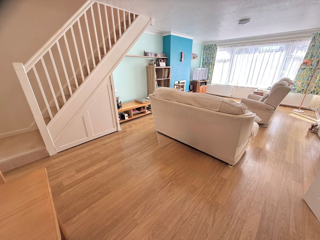 Property photo 2 of 15 19 Chantonbury Close Lounge 2