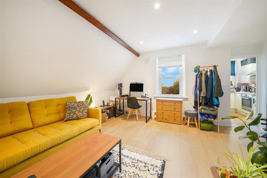 Property photo 3 of 10 Flat 8, 10 Thicket Road - P8Ymywd7K1Bye8Fcv0Nu.Jpg