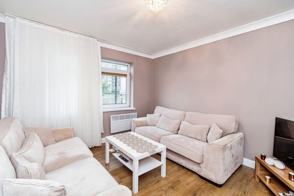 Property photo 3 of 8 Lounge