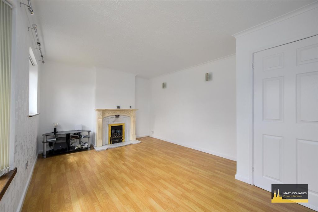 Property photo 3 of 15 Lounge