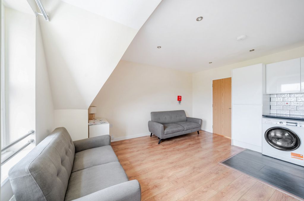Property photo 2 of 11 1345299-7-68Adb17...