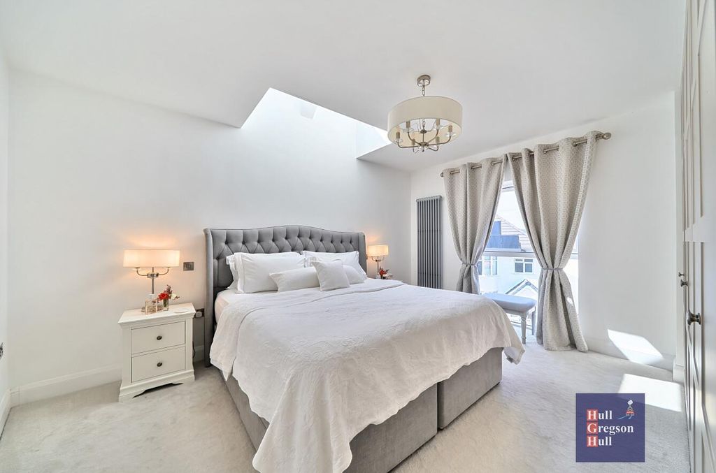 Property photo 3 of 28 Fc24F788-9465-465F-B24d-3Df2874c4Bfe.Jpg