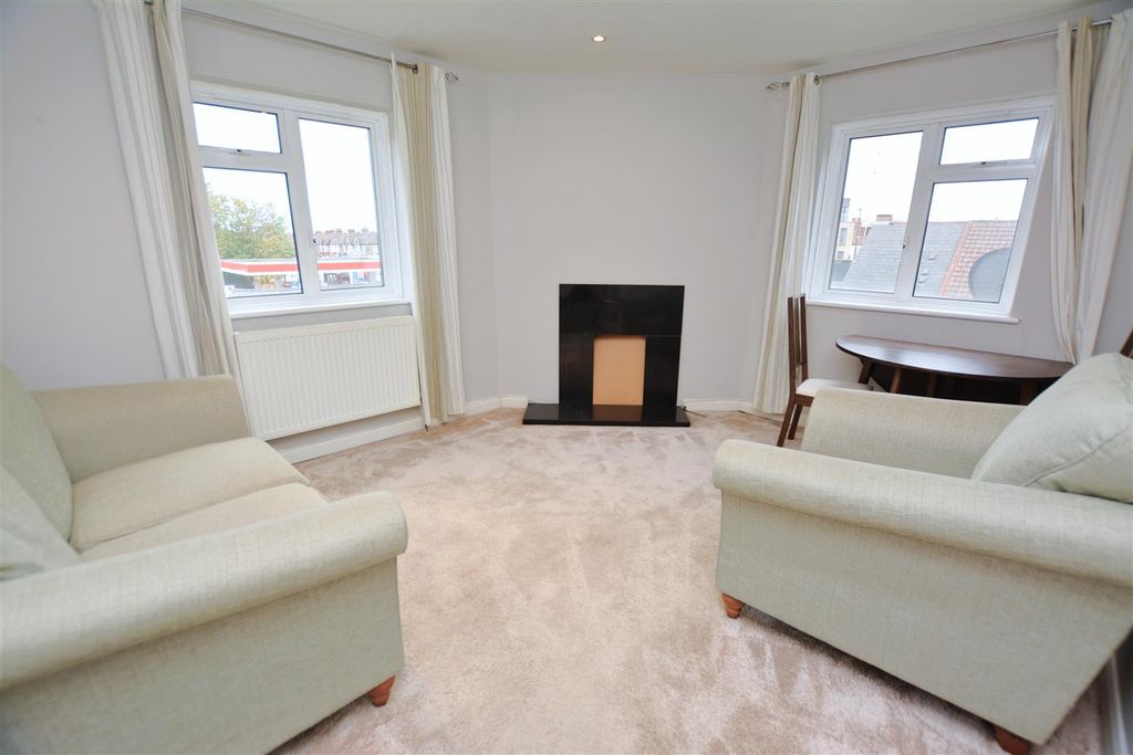 Property photo 2 of 15 Living.Jpg