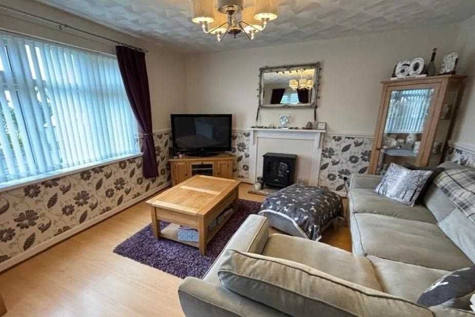 Property photo 3 of 12 Lounge