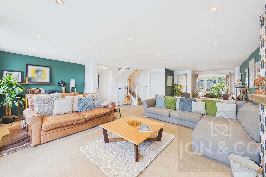 Property photo 2 of 28