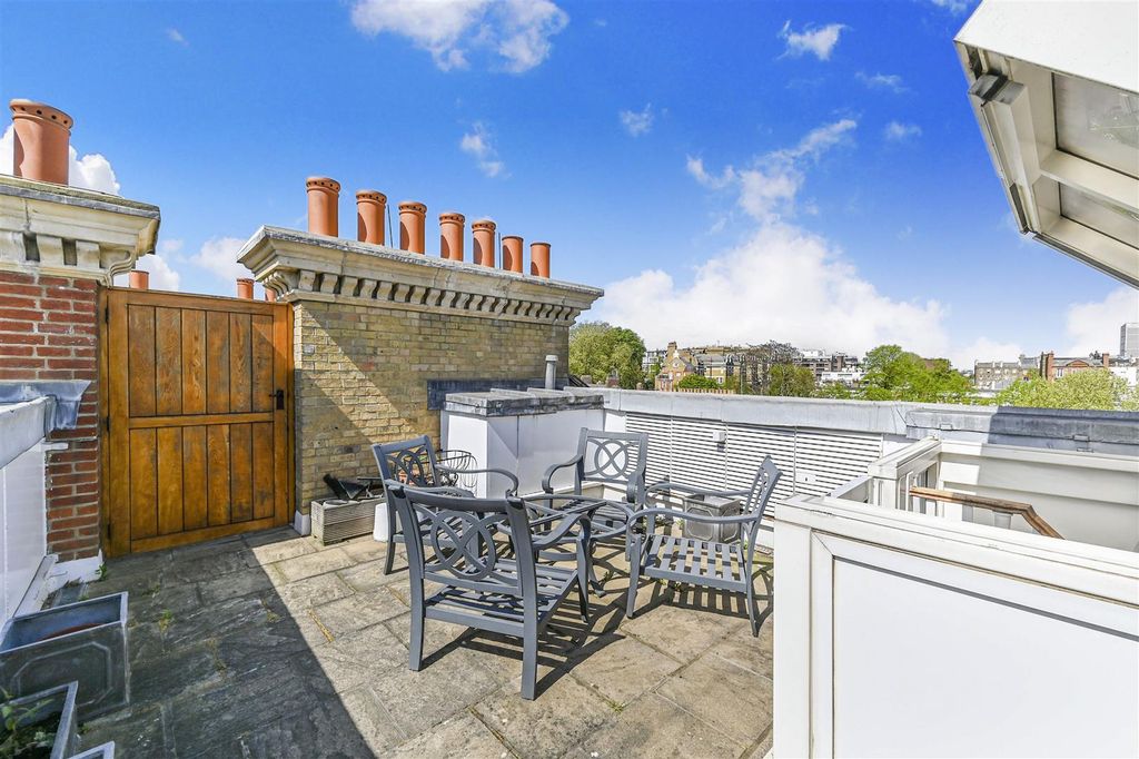 Property photo 3 of 20 8-2-Observatory-Gardens - 22.Jpg