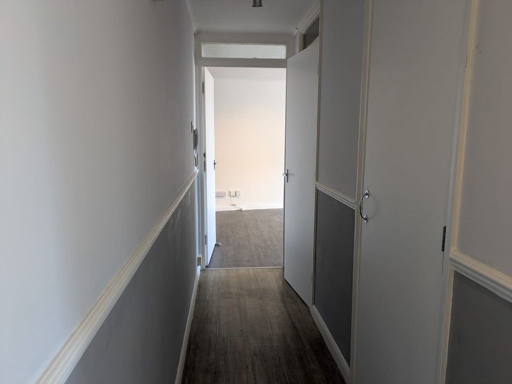 Property photo 2 of 7 Hallway