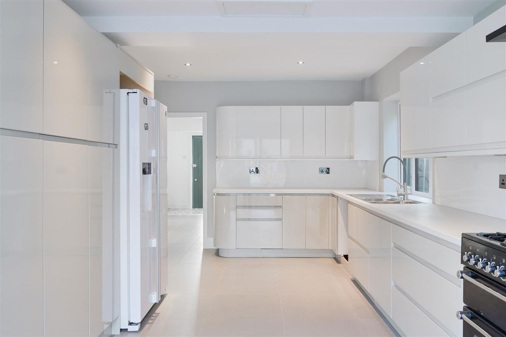 Additional image 4 of 4 bed detached house for saleWoodfield Hill, Coulsdon CR5