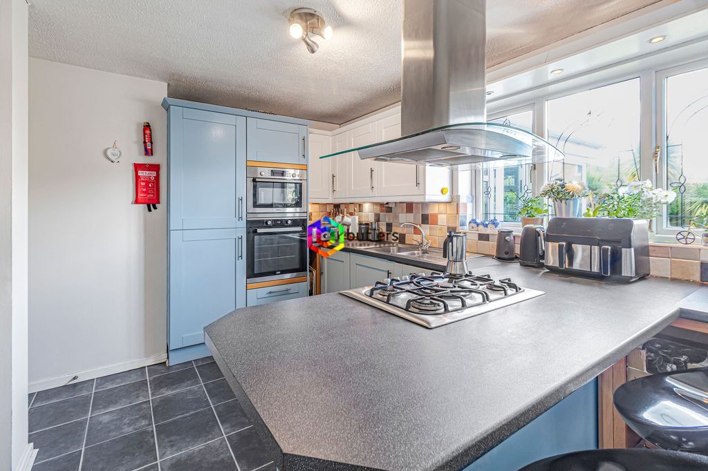 Property photo 2 of 31 Kitchen