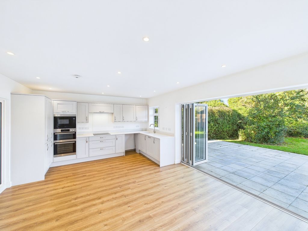 Property photo 3 of 16 Cam01909G0-Pr0427-Still020