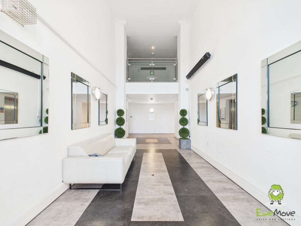 Property photo 2 of 16 Ewemove Basingstoke Winterthur Way Communal Lobby