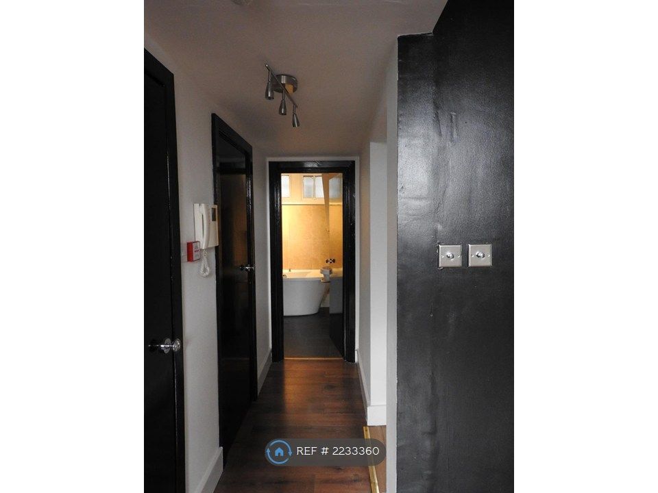 Property photo 2 of 10 Hallway