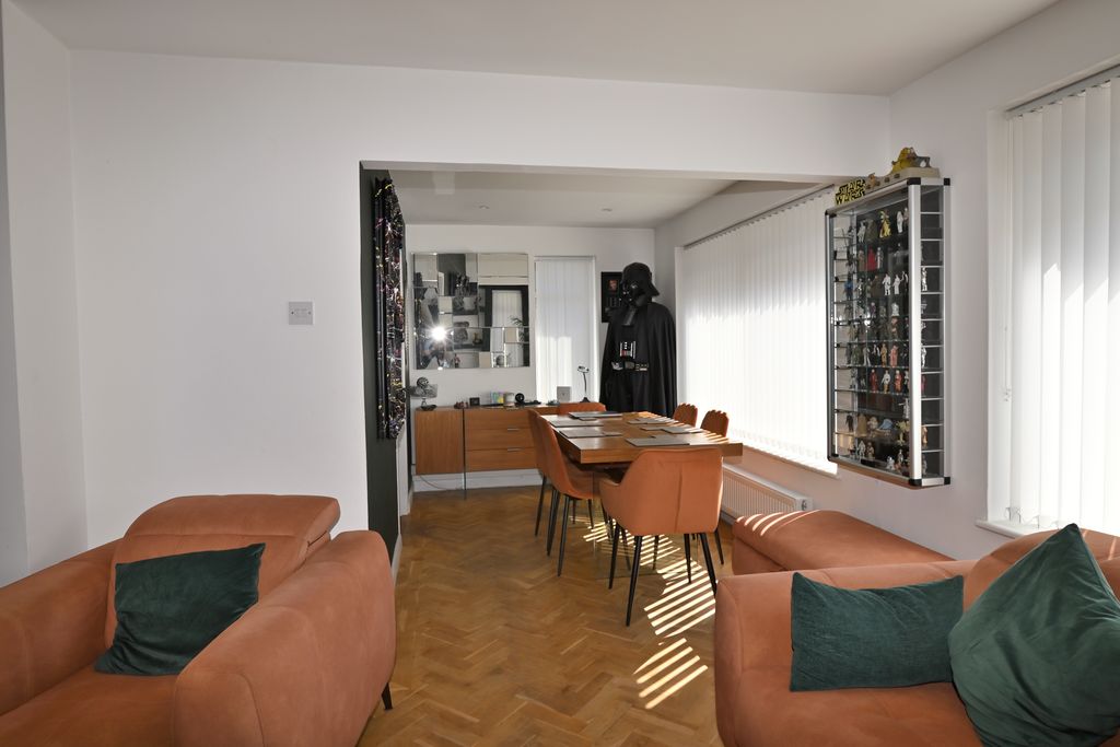 Property photo 3 of 11 Dining Area