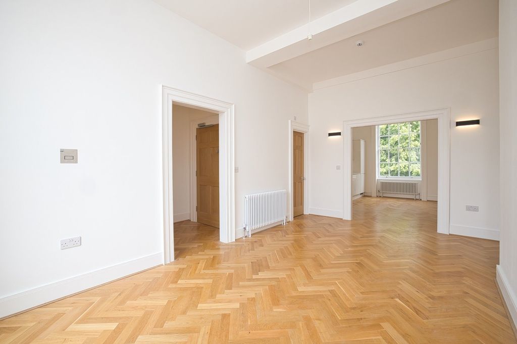 Property photo 3 of 10 Flat 7