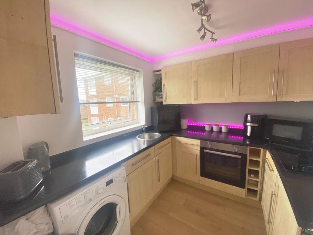 Property photo 3 of 9 Kitchen