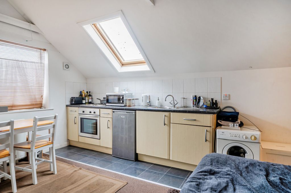 Property photo 2 of 8 1531020-10-1A1302...